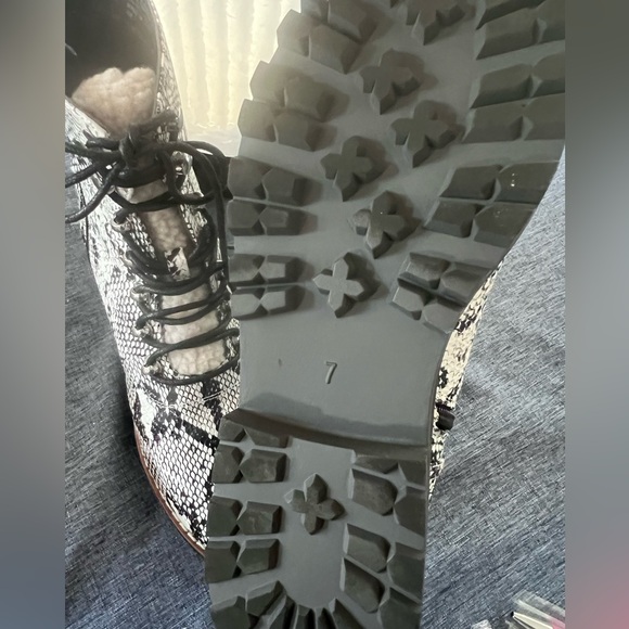 CROWN & IVY Women’s Boots Black & White Snake Print with Sherpa Lining NWOT Sz 7 - Picture 13 of 16